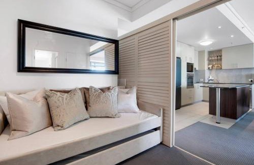 Labrador Apartamento | Exceptional Luxury ~ Broadwater Beauty ~ Free Parking ~ Top Location