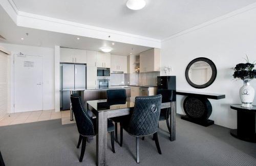 Labrador Apartamento | Exceptional Luxury ~ Broadwater Beauty ~ Free Parking ~ Top Location
