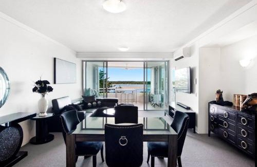 Labrador Apartamento | Exceptional Luxury ~ Broadwater Beauty ~ Free Parking ~ Top Location
