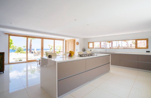 Tabayesco Villa | Villa de lujo, vistas a la montaña y al mar, 2 piscinas privadas, jacuzzi.