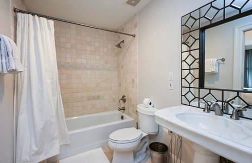 Wainscott Woods Casa | Exceptional shingle-style home sited on just under an acre of land,...