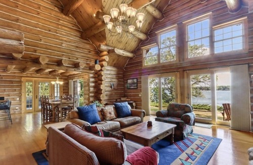 Powers Lake Casa | Exceptional six-bedroom log home on Powers Lake -12 minutes from Lake Geneva