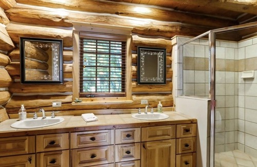 Powers Lake Casa | Exceptional six-bedroom log home on Powers Lake -12 minutes from Lake Geneva
