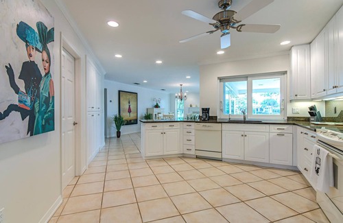 Bonita Springs Casa | Villa exclusiva con piscina: ubicación fantástica justo en el lago, a 5 minutos de la playa