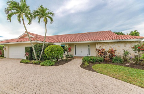 Bonita Springs Casa | Villa exclusiva con piscina: ubicación fantástica justo en el lago, a 5 minutos de la playa