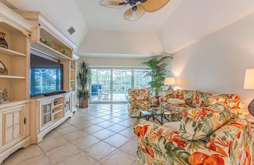 Bonita Springs Casa | Villa exclusiva con piscina: ubicación fantástica justo en el lago, a 5 minutos de la playa