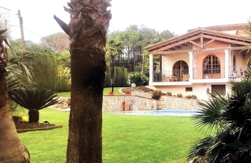 Palau Chalet De Esquí | Exclusiva Casa de Lujo con Piscinas y Amplio Jardín en Zona Tranquila