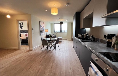 West Bromwich Apartamento | Apartamento-One Bedroom-Superior-Vista a lugar emblemático-Baño Privado
