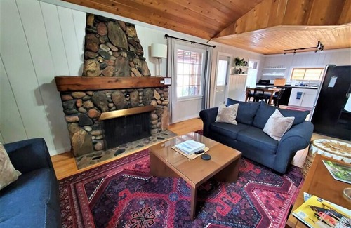 Traverse City Chalet De Esquí | Exclusive 2 Chalet Stay|HotTub|Fireplace|Beachside