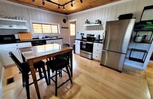 Traverse City Chalet De Esquí | Exclusive 2 Chalet Stay|HotTub|Fireplace|Beachside
