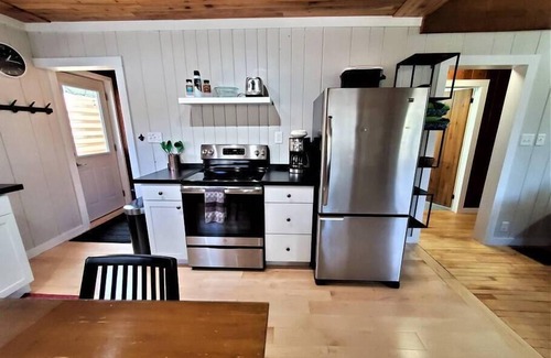 Traverse City Chalet De Esquí | Exclusive 2 Chalet Stay|HotTub|Fireplace|Beachside