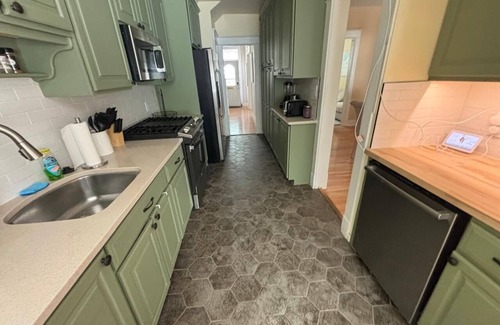 Northeast Cama Y Desayuno | Exclusive 3-Bedroom - Modern Comfort Home in D.C.’s Eckington