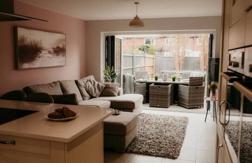 Atherstone Casa | Exclusive 5 Bed Family House in Country Village