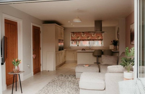 Atherstone Casa | Exclusive 5 Bed Family House in Country Village