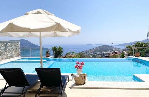 Kalkan Villa | Exclusiva villa de lujo con piscina infinita climatizada, jacuzzi y vistas panorámicas.