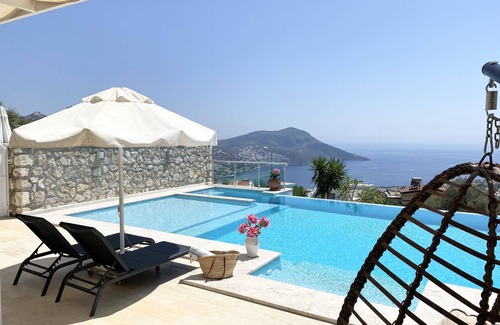 Kalkan Villa | Exclusiva villa de lujo con piscina infinita climatizada, jacuzzi y vistas panorámicas.
