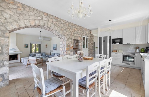 Kilada Villa | Villa Iris-Luxury Beachfront Villa con piscina