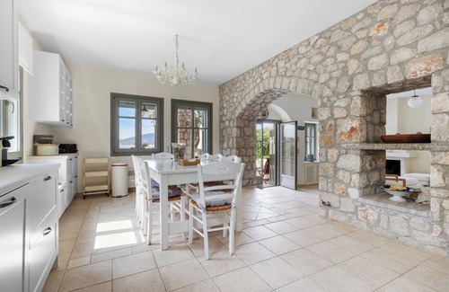 Kilada Villa | Villa Iris-Luxury Beachfront Villa con piscina