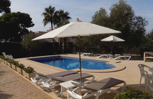 Costa de los Pinos Chalet De Esquí | Exclusivo chalet Costa de los pinos a 100m del mar con piscina