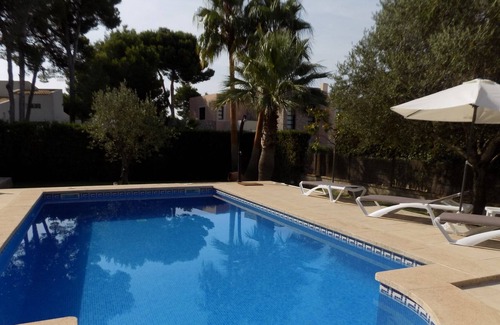 Costa de los Pinos Chalet De Esquí | Exclusivo chalet Costa de los pinos a 100m del mar con piscina
