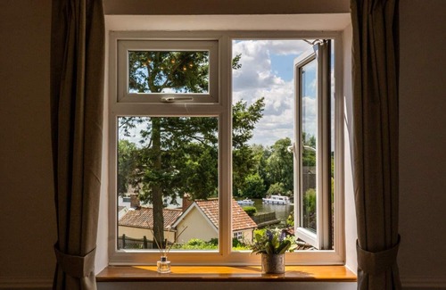 Horning Casa | Exclusive Cottage - Hot Tub - Pets OK - In Norfolk Broads