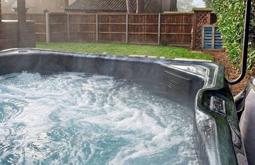 Horning Casa | Exclusive Cottage - Hot Tub - Pets OK - In Norfolk Broads