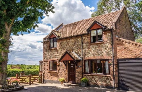 Horning Casa | Exclusive Cottage - Hot Tub - Pets OK - In Norfolk Broads