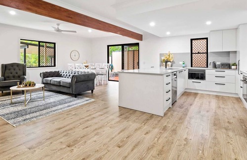 Mudgeeraba Casa | 8 Bed 4 bath Exclusive Hinterland Villa with Pool