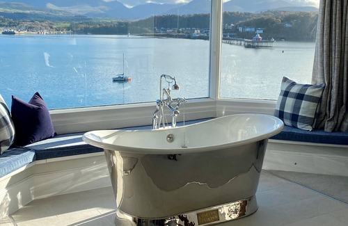 Menai Bridge Casa | EXCLUSIVE HOUSE PRIVATE BEACH SEA FRONT SLEEPS 13 AMAZING VIEWS