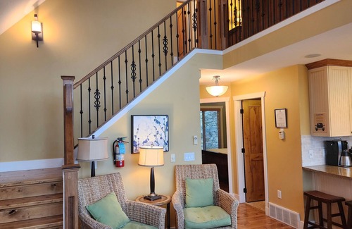 Central Okanagan Cabaña | Exclusive lakefront 2-bedroom + loft cottage with high-end finishes, 3 queen beds, and a sofa bed. Dog-friendly