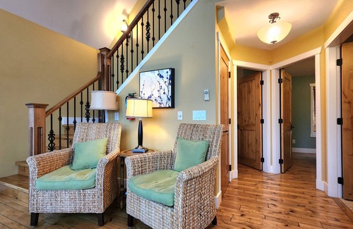 Central Okanagan Cabaña | Exclusive lakefront 2-bedroom + loft cottage with high-end finishes, 3 queen beds, and a sofa bed. Dog-friendly