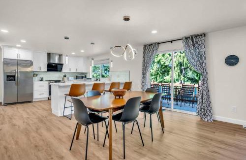 Three Lakes Casa | Exclusive Lakefront For 10 with Sauna Kayaks Peace