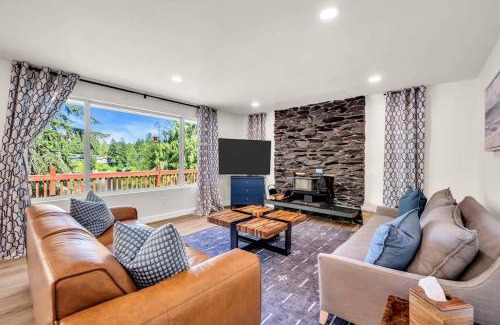 Three Lakes Casa | Exclusive Lakefront For 10 with Sauna Kayaks Peace