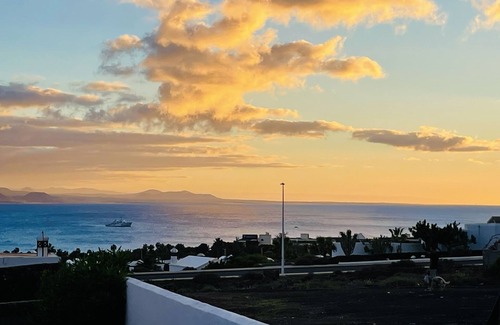 Playa Blanca Villa | Recientemente renovado, ubicación privilegiada, Playa Blanca, piscina privada, vistas al mar, cerca de la playa, WiFi, SAT