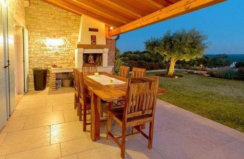 Sveti Lovrec Villa | Exclusiva villa de lujo con piscina y barbacoa, ideal para familias.