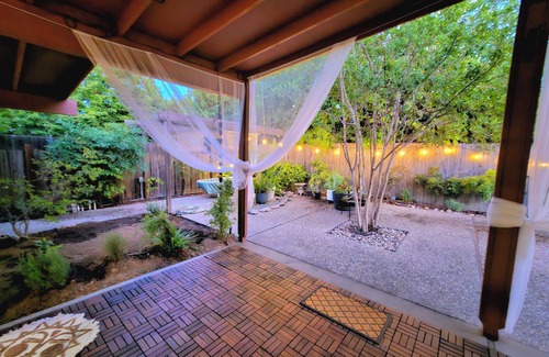 Arden-Arcade Casa | Exclusive Mid-Century Modern Retreat