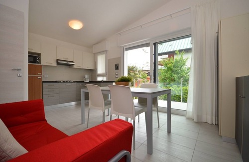 Bibione Lido dei Pini Villa | Exclusiva villa moderna con garaje privado y jardín vallado.