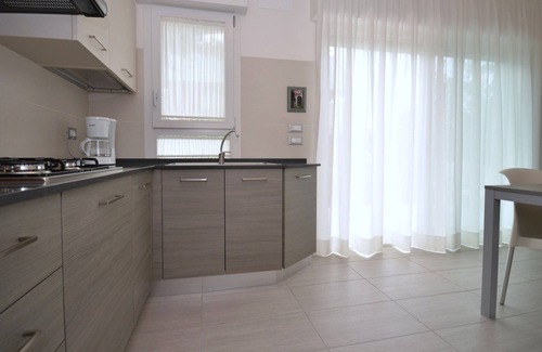 Bibione Lido dei Pini Villa | Exclusiva villa moderna con garaje privado y jardín vallado.