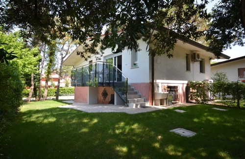 Bibione Lido dei Pini Villa | Exclusiva villa moderna con garaje privado y jardín vallado.