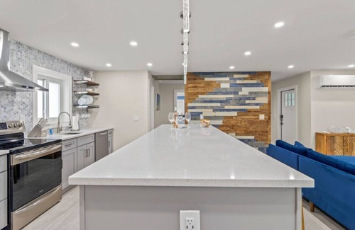 Lake Ida Shores Casa | Exclusive Oasis, Exotic Pool & Miami Inspired Art
