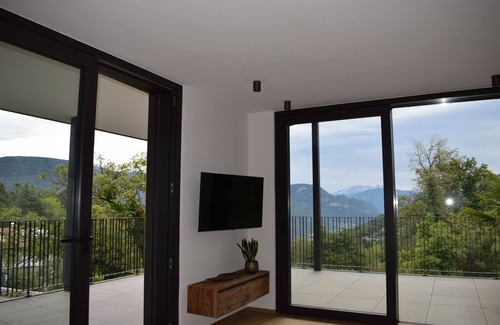 Tesimo Apartamento | Exclusive panoramic apartment with fireplace! Centrally located between Merano and Bolzano.