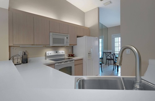 Pelican Bay Condominio | Exclusive Pelican Bay, 2 BR + Den with Garage, 2nd Floor Unit in Barrington Club