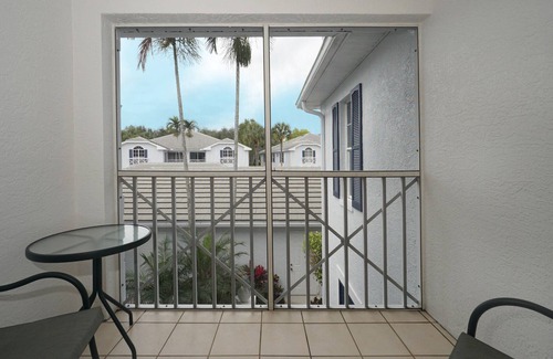Pelican Bay Condominio | Exclusive Pelican Bay, 2 BR + Den with Garage, 2nd Floor Unit in Barrington Club