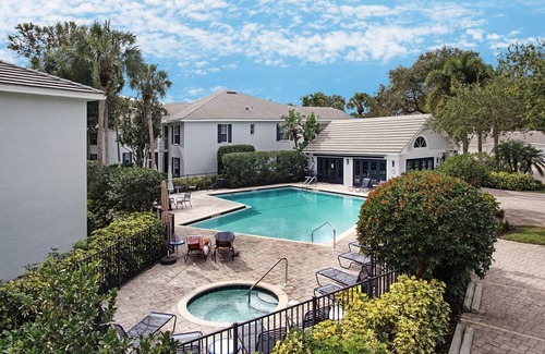 Pelican Bay Condominio | Exclusive Pelican Bay, 2 BR + Den with Garage, 2nd Floor Unit in Barrington Club