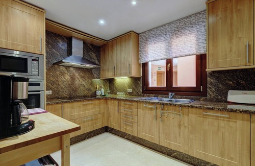 Nueva Milla de Oro Casa | "Exclusive frontline beach penthouse" con Piscina, Terraza y Wi-Fi; mascotas permitas