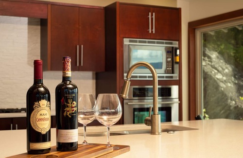 Sunshine Coast Cabina | Exclusive Private Island - Pacific Ocean Paradise