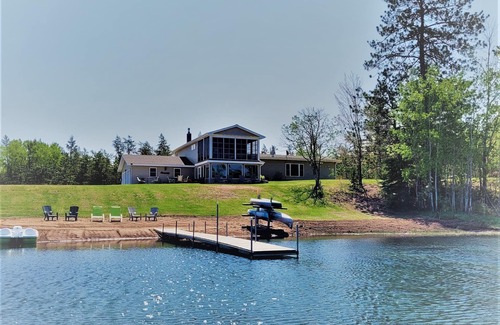 Gordon Casa | Retiro Exclusivo! Lago privado, Río de fachada y 100 de Acres con Senderos