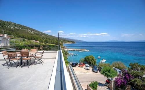 Zavala Apartamento | Exclusive Seafront Suite with jacuzzi