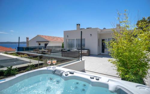 Zavala Apartamento | Exclusive Seafront Suite with jacuzzi