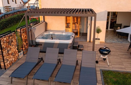 Brimingen Casa | Exclusive suite with whirlpool, sauna 1-2 persons - Ferienhaus Im Lachergarten